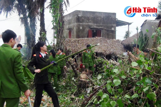 cbcs cong an loc ha giup dan xay dung nong thon moi