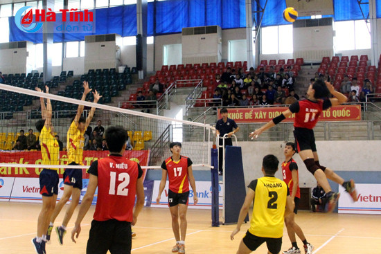 tre ha tinh gianh ve vao ban ket truoc mot vong dau