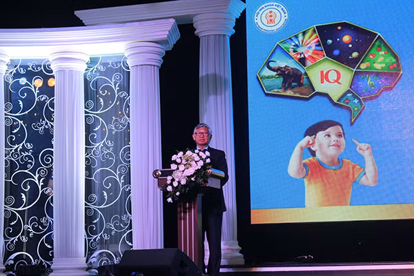 GS.TS Nguyễn Gia Khánh, cho rằng, trẻ em cần được nuôi dạy và cung cấp chế độ dinh dưỡng để phát triển khỏe mạnh, thông minh, nhớ tốt, tiếp thu giỏi vinamilk phoi hop to chuc hoi thao ve tang cuong tri nho cho tre