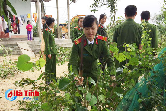 cbcs cong an loc ha giup dan xay dung nong thon moi