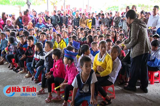 trao 400 suat qua cho nguoi khuyet tat tre mo coi