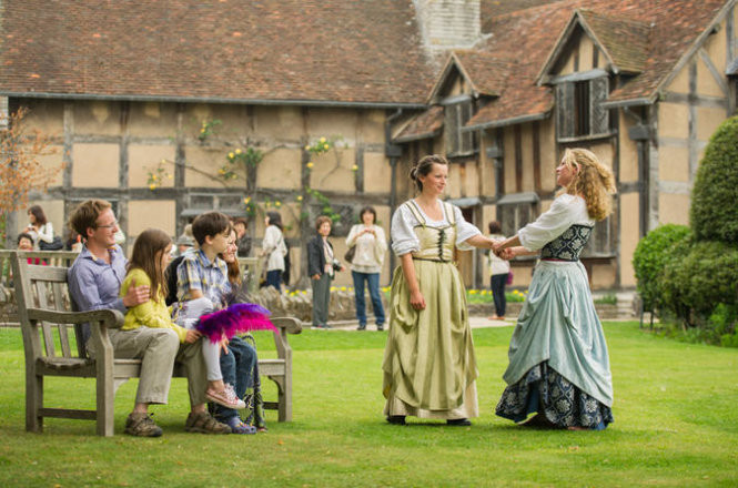 Tái hiện hình ảnh các nhân vật từ tiểu thuyết của đại văn hào Shakespeares tại ngôi nhà lúc sinh thời của đại văn hào - Ảnh: lonelyplanet nhung diem den buoc ra tu trang sach