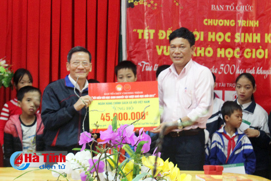 trao hoc bong cho hoc sinh khuyet tat vuot kho