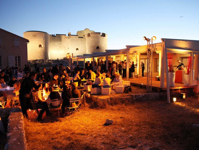 Du khách tham gia tiệc đêm khi tham quan lâu đài If - Ảnh: lesterrassesdemontecristo nhung diem den buoc ra tu trang sach