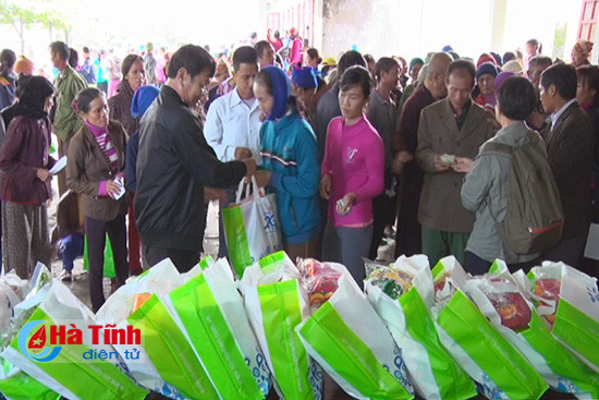 trao 400 suat qua cho nguoi khuyet tat tre mo coi