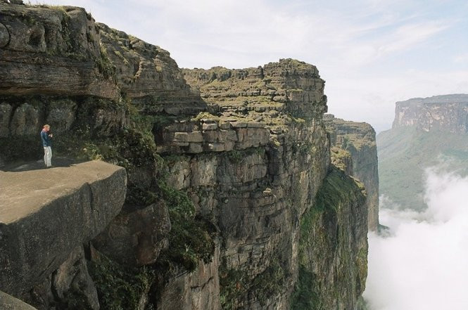 Du khách trên đỉnh núi Roraima - Ảnh: wp nhung diem den buoc ra tu trang sach
