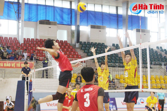 tre ha tinh gianh ve vao ban ket truoc mot vong dau