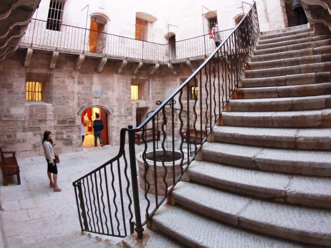 Du khách tham quan lâu đài If - Ảnh: lesterrassesdemontecristo nhung diem den buoc ra tu trang sach