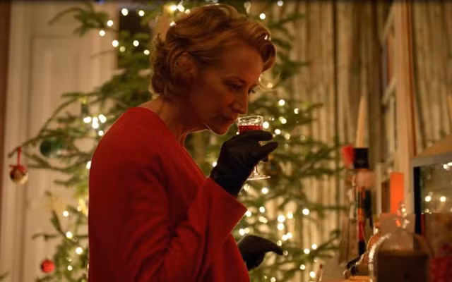 phat sot voi ba gia noel mang phong diep vien 007