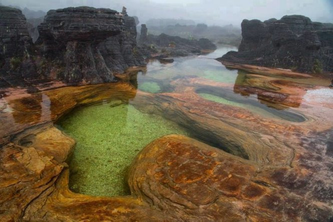 Một kiến tạo địa chất hồ độc đáo ở núi Roraima - Ảnh: wp nhung diem den buoc ra tu trang sach