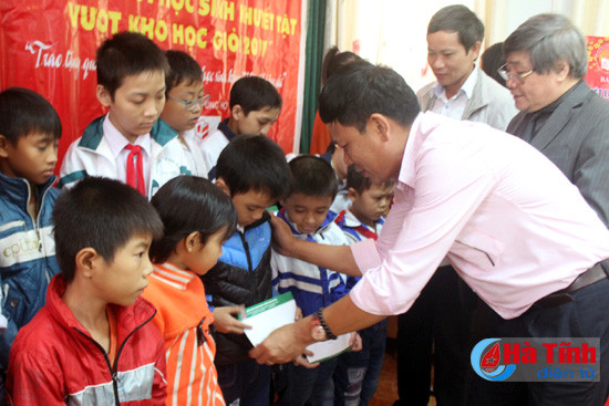 trao hoc bong cho hoc sinh khuyet tat vuot kho