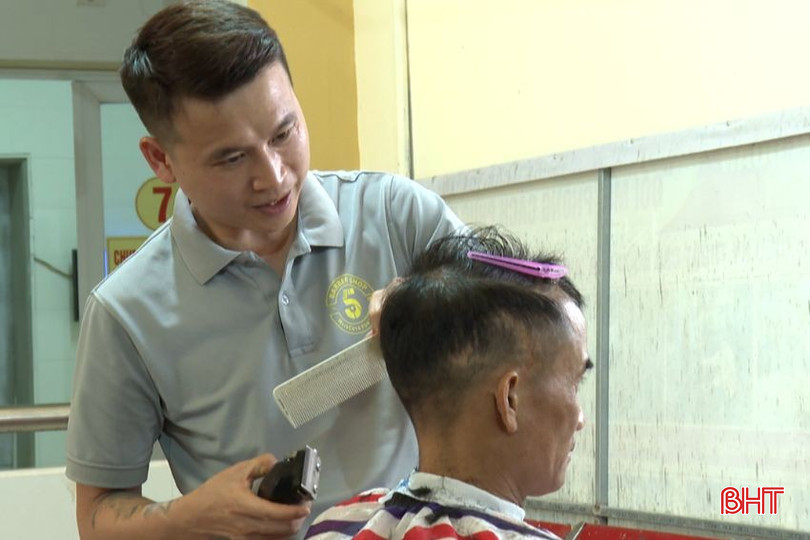 Anh Hoàng Văn Hà xem việc đến bệnh viện hằng tuần, cắt tóc miễn phí cho bệnh nhân là công việc của chính bản thân mình bqbht_br_anh-bai-1.jpg