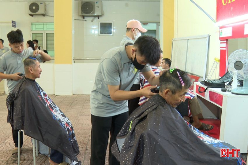 Các thành viên của salon tóc 5 Barbers cắt tóc miễn phí cho bệnh nhân bqbht_br_co-anh-dai-dien-1.jpg