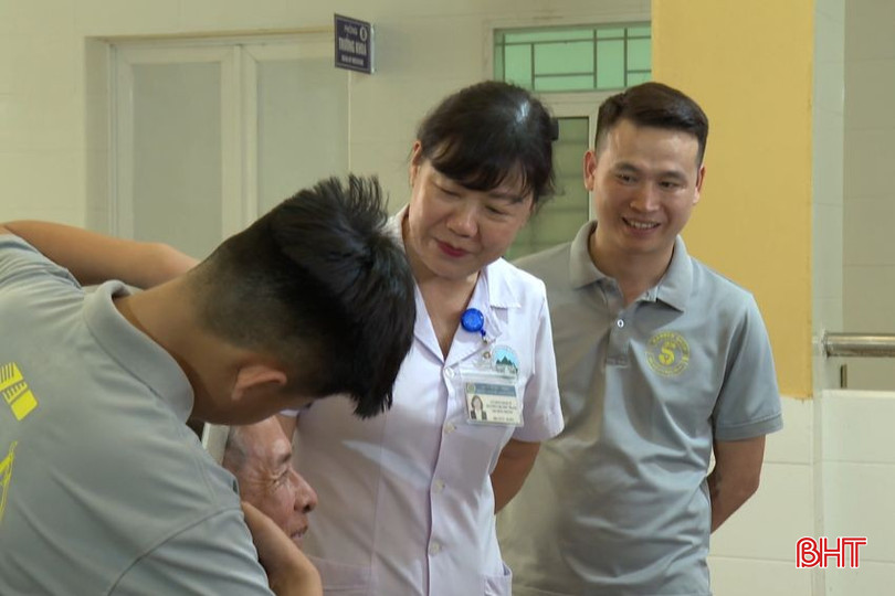 Bà Nguyễn Thị Như Trang động viên các bệnh nhân. bqbht_br_anh-bai-3.jpg