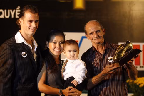 Tiền đạo gốc Brazil đã nhập tịch Việt Nam bên vợ Huỳnh Thị Lệ Lộc và cậu con trai một tuổi Kelvin Huỳnh Alves. Với 17 bàn thắng trên tất cả các mặt trận (9 bàn V-League, 1 bàn ở Cup quốc gia, 7 bàn ở AFC Cup), được 57 điểm, Huỳnh Kesley giành chiến thắng trong lần đầu danh hiệu này được bầu chọn ở Việt Nam. Bố của Kesley cũng góp mặt trong đêm nhận giải thưởng. Chủ nhân danh hiệu Chiếc giày Bạc (trái) cùng gia đình chủ nhân Chiếc giày Vàng chung vui trong lễ nhận giải. Tiền đạo Hoàng Đình Tùng của CLB Thanh Hóa nhận danh hiệu Chiếc giày Bạc. Trong năm 2009, tiền đạo 22 tuổi ghi tổng cộng 16 bàn, được 51 điểm. Có 15 bàn thắng, 48 điểm, tiền vệ Nguyễn Vũ Phong (Bình Dương) giành Chiếc giày Đồng. Nhưng tối nay Vũ Phong bận đi dự lễ cưới của đồng đội Quang Thanh nên không góp mặt cùng vui với Kesley và Đình Tùng. Kesley và Đình Tùng ký lên quả bóng tặng cho người hâm mộ.