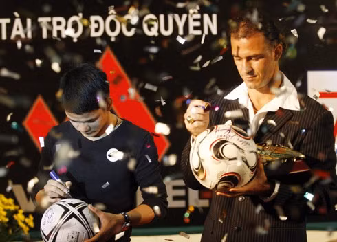 Tiền đạo gốc Brazil đã nhập tịch Việt Nam bên vợ Huỳnh Thị Lệ Lộc và cậu con trai một tuổi Kelvin Huỳnh Alves. Với 17 bàn thắng trên tất cả các mặt trận (9 bàn V-League, 1 bàn ở Cup quốc gia, 7 bàn ở AFC Cup), được 57 điểm, Huỳnh Kesley giành chiến thắng trong lần đầu danh hiệu này được bầu chọn ở Việt Nam. Bố của Kesley cũng góp mặt trong đêm nhận giải thưởng. Chủ nhân danh hiệu Chiếc giày Bạc (trái) cùng gia đình chủ nhân Chiếc giày Vàng chung vui trong lễ nhận giải. Tiền đạo Hoàng Đình Tùng của CLB Thanh Hóa nhận danh hiệu Chiếc giày Bạc. Trong năm 2009, tiền đạo 22 tuổi ghi tổng cộng 16 bàn, được 51 điểm. Có 15 bàn thắng, 48 điểm, tiền vệ Nguyễn Vũ Phong (Bình Dương) giành Chiếc giày Đồng. Nhưng tối nay Vũ Phong bận đi dự lễ cưới của đồng đội Quang Thanh nên không góp mặt cùng vui với Kesley và Đình Tùng. Kesley và Đình Tùng ký lên quả bóng tặng cho người hâm mộ.