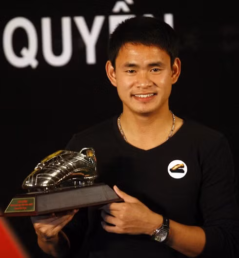 Tiền đạo gốc Brazil đã nhập tịch Việt Nam bên vợ Huỳnh Thị Lệ Lộc và cậu con trai một tuổi Kelvin Huỳnh Alves. Với 17 bàn thắng trên tất cả các mặt trận (9 bàn V-League, 1 bàn ở Cup quốc gia, 7 bàn ở AFC Cup), được 57 điểm, Huỳnh Kesley giành chiến thắng trong lần đầu danh hiệu này được bầu chọn ở Việt Nam. Bố của Kesley cũng góp mặt trong đêm nhận giải thưởng. Chủ nhân danh hiệu Chiếc giày Bạc (trái) cùng gia đình chủ nhân Chiếc giày Vàng chung vui trong lễ nhận giải. Tiền đạo Hoàng Đình Tùng của CLB Thanh Hóa nhận danh hiệu Chiếc giày Bạc. Trong năm 2009, tiền đạo 22 tuổi ghi tổng cộng 16 bàn, được 51 điểm. Có 15 bàn thắng, 48 điểm, tiền vệ Nguyễn Vũ Phong (Bình Dương) giành Chiếc giày Đồng. Nhưng tối nay Vũ Phong bận đi dự lễ cưới của đồng đội Quang Thanh nên không góp mặt cùng vui với Kesley và Đình Tùng. Kesley và Đình Tùng ký lên quả bóng tặng cho người hâm mộ.