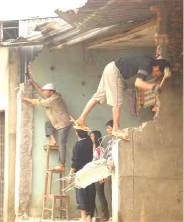 Từ sáng sớm, Ban ATGT huyện, Sở GTVT và các lực lượng công an, quân đội, cán bộ chủ chốt ở 2 xã Đức Bồng và Đức Lĩnh có mặt tại khu vực chợ Bộng, chỉ đạo cương quyết các hộ dân giải tỏa các công trình lấn chiếm. Ông Phạm Quốc Thanh- Phó Chủ tịch UBND huyện kiêm phó ban trực Ban ATGT huyện Vũ Quang, cho biết: Khu vực chợ Bộng và Tỉnh lộ 5 đoạn qua địa bàn 2 xã Đức Lĩnh, Đức Bồng hiện có trên 60 hộ lấn chiếm hành lang giao thông. Với sự phối hợp chỉ đạo sát sao, ý thức của người dân được nâng lên nên trong ngày đầu ra quân có trên 40 hộ kinh doanh lấn chiếm hành lang giao thông tự ý giải tỏa. Giải tỏa hành lang ATGT là biện pháp hữu hiệu nhằm giảm thiểu các vụ tai nạn. Tuy nhiên, cứ sau mỗi đợt giải tỏa, tình trạng tái lấn chiếm tại khu vực chợ Bộng lại diễn ra. Để lập lại trật tự, kỷ cương giao thông một cách bền vững, bên cạnh sự vào cuộc quyết liệt của các cấp, các ngành, người dân sinh sống tại đây cần nêu cao ý thức, trách nhiệm trong phối hợp giữ gìn trật tự giao thông.