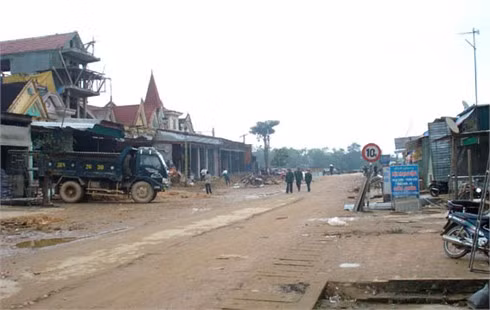 Từ sáng sớm, Ban ATGT huyện, Sở GTVT và các lực lượng công an, quân đội, cán bộ chủ chốt ở 2 xã Đức Bồng và Đức Lĩnh có mặt tại khu vực chợ Bộng, chỉ đạo cương quyết các hộ dân giải tỏa các công trình lấn chiếm. Ông Phạm Quốc Thanh- Phó Chủ tịch UBND huyện kiêm phó ban trực Ban ATGT huyện Vũ Quang, cho biết: Khu vực chợ Bộng và Tỉnh lộ 5 đoạn qua địa bàn 2 xã Đức Lĩnh, Đức Bồng hiện có trên 60 hộ lấn chiếm hành lang giao thông. Với sự phối hợp chỉ đạo sát sao, ý thức của người dân được nâng lên nên trong ngày đầu ra quân có trên 40 hộ kinh doanh lấn chiếm hành lang giao thông tự ý giải tỏa. Giải tỏa hành lang ATGT là biện pháp hữu hiệu nhằm giảm thiểu các vụ tai nạn. Tuy nhiên, cứ sau mỗi đợt giải tỏa, tình trạng tái lấn chiếm tại khu vực chợ Bộng lại diễn ra. Để lập lại trật tự, kỷ cương giao thông một cách bền vững, bên cạnh sự vào cuộc quyết liệt của các cấp, các ngành, người dân sinh sống tại đây cần nêu cao ý thức, trách nhiệm trong phối hợp giữ gìn trật tự giao thông.