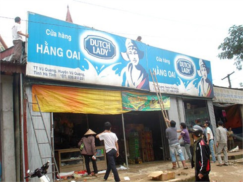 Từ sáng sớm, Ban ATGT huyện, Sở GTVT và các lực lượng công an, quân đội, cán bộ chủ chốt ở 2 xã Đức Bồng và Đức Lĩnh có mặt tại khu vực chợ Bộng, chỉ đạo cương quyết các hộ dân giải tỏa các công trình lấn chiếm. Ông Phạm Quốc Thanh- Phó Chủ tịch UBND huyện kiêm phó ban trực Ban ATGT huyện Vũ Quang, cho biết: Khu vực chợ Bộng và Tỉnh lộ 5 đoạn qua địa bàn 2 xã Đức Lĩnh, Đức Bồng hiện có trên 60 hộ lấn chiếm hành lang giao thông. Với sự phối hợp chỉ đạo sát sao, ý thức của người dân được nâng lên nên trong ngày đầu ra quân có trên 40 hộ kinh doanh lấn chiếm hành lang giao thông tự ý giải tỏa. Giải tỏa hành lang ATGT là biện pháp hữu hiệu nhằm giảm thiểu các vụ tai nạn. Tuy nhiên, cứ sau mỗi đợt giải tỏa, tình trạng tái lấn chiếm tại khu vực chợ Bộng lại diễn ra. Để lập lại trật tự, kỷ cương giao thông một cách bền vững, bên cạnh sự vào cuộc quyết liệt của các cấp, các ngành, người dân sinh sống tại đây cần nêu cao ý thức, trách nhiệm trong phối hợp giữ gìn trật tự giao thông.