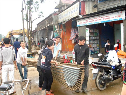 Từ sáng sớm, Ban ATGT huyện, Sở GTVT và các lực lượng công an, quân đội, cán bộ chủ chốt ở 2 xã Đức Bồng và Đức Lĩnh có mặt tại khu vực chợ Bộng, chỉ đạo cương quyết các hộ dân giải tỏa các công trình lấn chiếm. Ông Phạm Quốc Thanh- Phó Chủ tịch UBND huyện kiêm phó ban trực Ban ATGT huyện Vũ Quang, cho biết: Khu vực chợ Bộng và Tỉnh lộ 5 đoạn qua địa bàn 2 xã Đức Lĩnh, Đức Bồng hiện có trên 60 hộ lấn chiếm hành lang giao thông. Với sự phối hợp chỉ đạo sát sao, ý thức của người dân được nâng lên nên trong ngày đầu ra quân có trên 40 hộ kinh doanh lấn chiếm hành lang giao thông tự ý giải tỏa. Giải tỏa hành lang ATGT là biện pháp hữu hiệu nhằm giảm thiểu các vụ tai nạn. Tuy nhiên, cứ sau mỗi đợt giải tỏa, tình trạng tái lấn chiếm tại khu vực chợ Bộng lại diễn ra. Để lập lại trật tự, kỷ cương giao thông một cách bền vững, bên cạnh sự vào cuộc quyết liệt của các cấp, các ngành, người dân sinh sống tại đây cần nêu cao ý thức, trách nhiệm trong phối hợp giữ gìn trật tự giao thông.