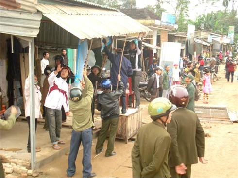 Từ sáng sớm, Ban ATGT huyện, Sở GTVT và các lực lượng công an, quân đội, cán bộ chủ chốt ở 2 xã Đức Bồng và Đức Lĩnh có mặt tại khu vực chợ Bộng, chỉ đạo cương quyết các hộ dân giải tỏa các công trình lấn chiếm. Ông Phạm Quốc Thanh- Phó Chủ tịch UBND huyện kiêm phó ban trực Ban ATGT huyện Vũ Quang, cho biết: Khu vực chợ Bộng và Tỉnh lộ 5 đoạn qua địa bàn 2 xã Đức Lĩnh, Đức Bồng hiện có trên 60 hộ lấn chiếm hành lang giao thông. Với sự phối hợp chỉ đạo sát sao, ý thức của người dân được nâng lên nên trong ngày đầu ra quân có trên 40 hộ kinh doanh lấn chiếm hành lang giao thông tự ý giải tỏa. Giải tỏa hành lang ATGT là biện pháp hữu hiệu nhằm giảm thiểu các vụ tai nạn. Tuy nhiên, cứ sau mỗi đợt giải tỏa, tình trạng tái lấn chiếm tại khu vực chợ Bộng lại diễn ra. Để lập lại trật tự, kỷ cương giao thông một cách bền vững, bên cạnh sự vào cuộc quyết liệt của các cấp, các ngành, người dân sinh sống tại đây cần nêu cao ý thức, trách nhiệm trong phối hợp giữ gìn trật tự giao thông.