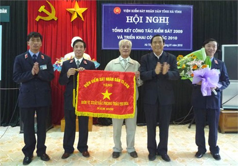 Thừa ủy quyền, Bí thư Tỉnh uỷ Nguyễn Thanh Bình trao Cờ thi đua xuất sắc của VKSND Tối cao cho cán bộ, KSV VKSND tỉnh.