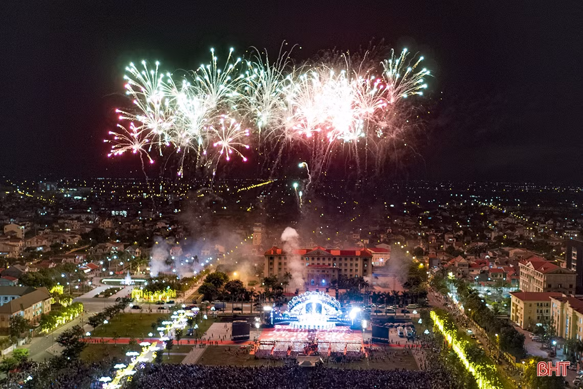 Mãn nhãn màn bắn pháo hoa tại thành phố Hà Tĩnh