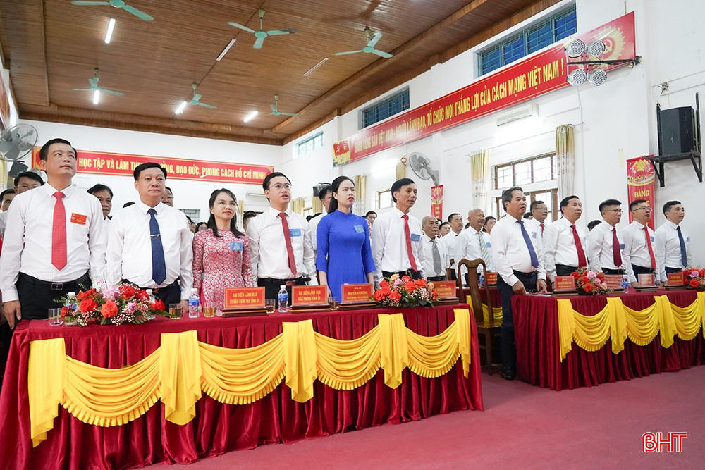 Đại biểu tham dự đại hội thực hiện nghi thức chào cờ. bqbht_br_1.jpg