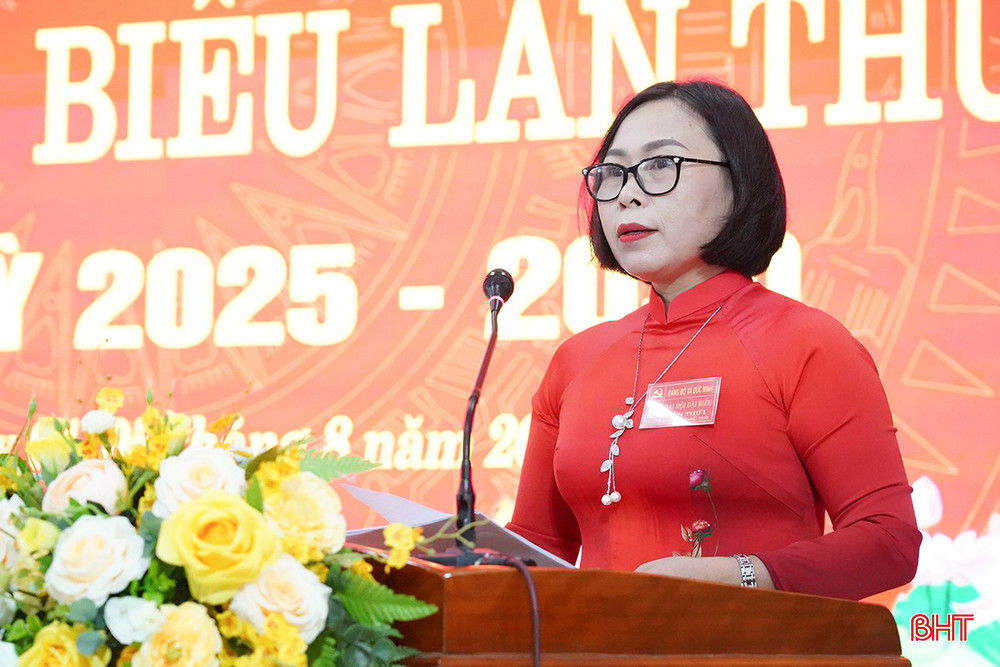 Đồng chí Cù Thị Mỹ Hiệp - Bí thư Đảng ủy, Chủ tịch HĐND xã trình bày dự thảo báo cáo chính trị. bqbht_br_dh3.jpg