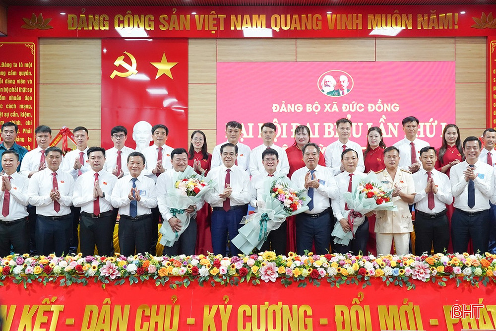 Chủ tịch UBND tỉnh Võ Trọng Hải, Trưởng ban Nội chính Tỉnh ủy Nguyễn Đình Hải, Phó Chủ tịch HĐND tỉnh Trần Văn Kỳ tặng hoa chúc mừng Ban Chấp hành nhiệm kỳ mới. bqbht_br_d10.jpg