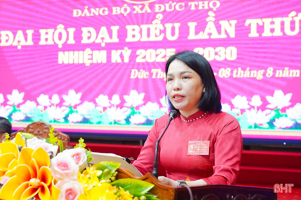 Đồng chí Đường Thị Phú – Phó Bí thư Thường trực Đảng ủy xã trình bày dự thảo báo cáo chính trị. bqbht_br_t4.jpg