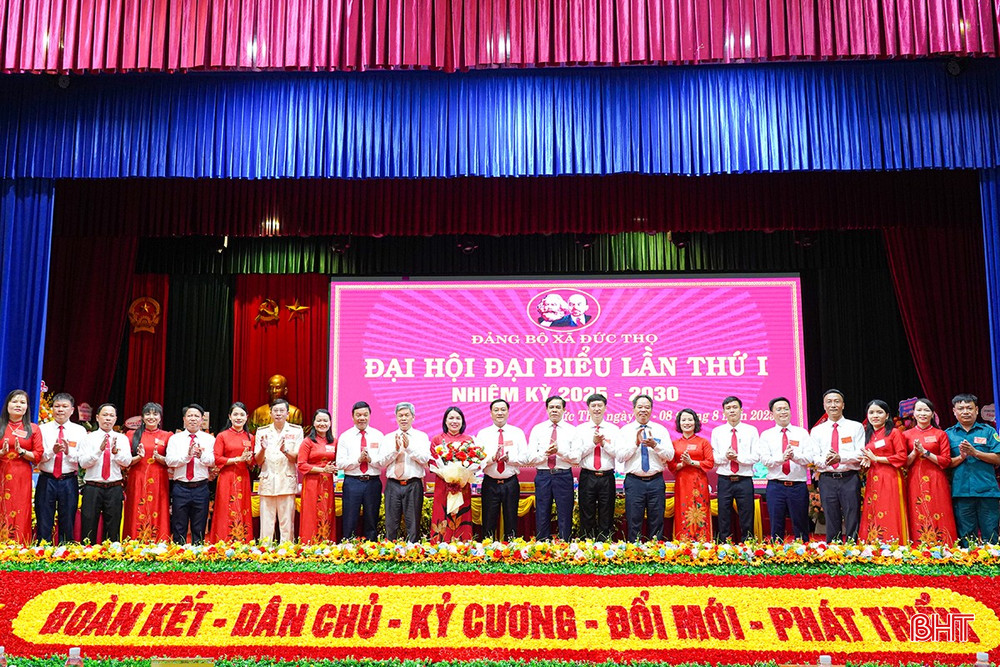 Đại biểu Trung ương và các đồng chí lãnh đạo tỉnh tặng hoa chúc mừng Ban Chấp hành nhiệm kỳ mới. bqbht_br_t10.jpg