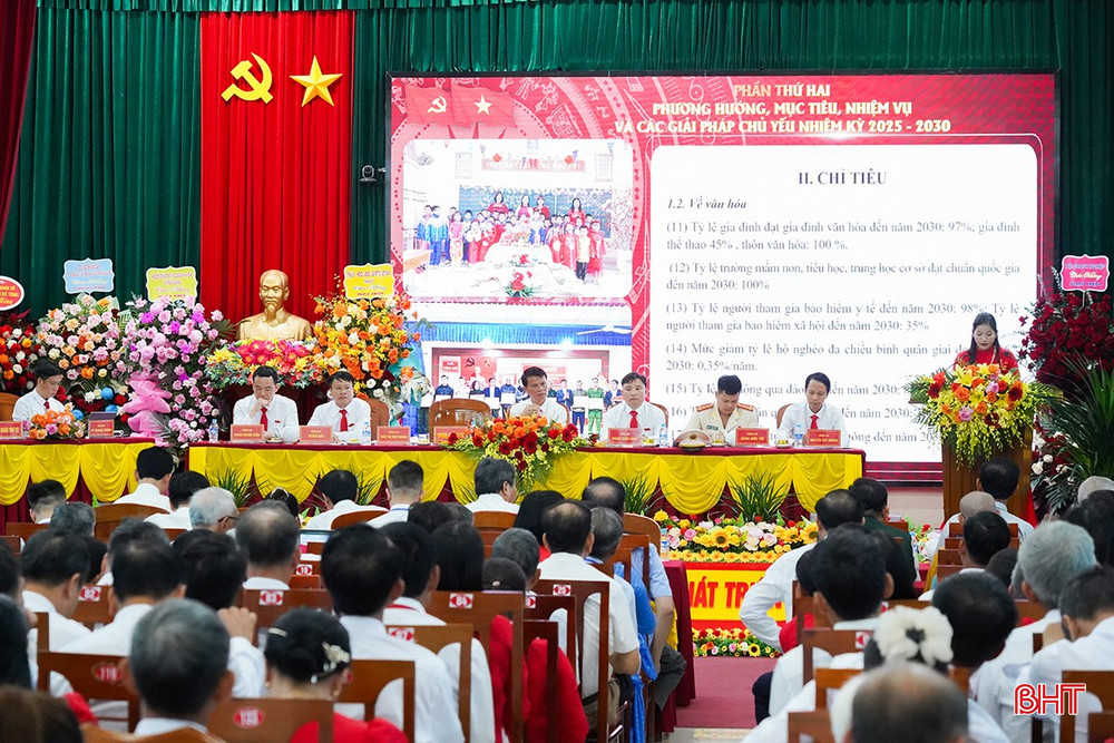 Đồng chí Trần Thị Thùy Nhung – Phó Bí thư Thường trực Đảng ủy xã trình bày dự thảo báo cáo chính trị. bqbht_br_dh6.jpg