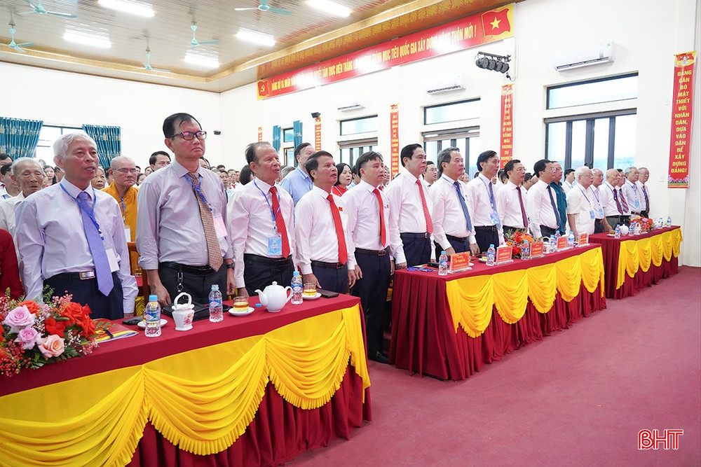 Đại biểu thực hiện nghi lễ chào cờ. bqbht_br_dh1.jpg
