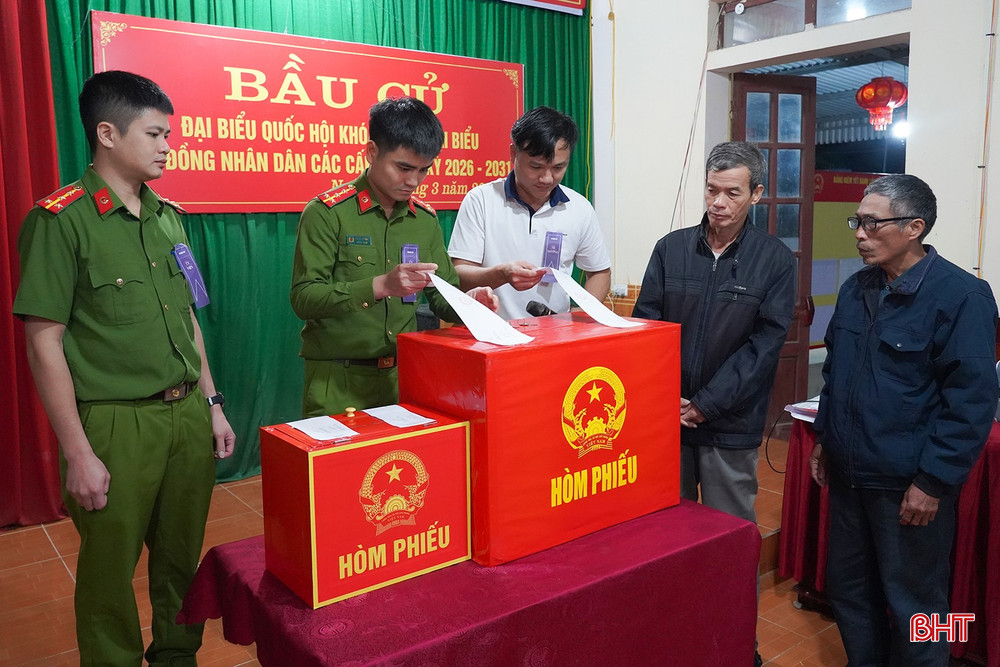 Công tác kiểm phiếu diễn ra dưới sự chứng kiến của các lực lượng liên quan. Dự kiến, công tác kiểm phiếu tại xã Sơn Kim 1 sẽ hoàn thành trước 21 giờ tối nay.