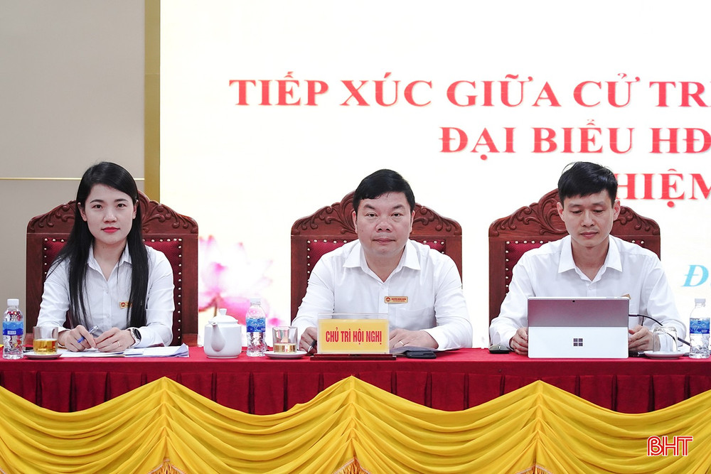 Các đồng chí chủ trì hội nghị.