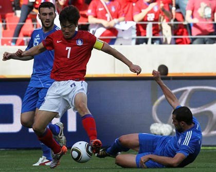 Park Ji-Sung (số 7) đã thi đấu mạnh mẽ giữa các cầu thủ châu Âu. Ảnh: AFP. Park Ji-Sung (số 7) đã thi đấu mạnh mẽ giữa các cầu thủ châu Âu. Ảnh: AFP.