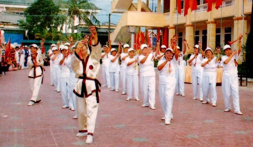 Bên cạnh việc tham gia các hoạt động KT - XH, các cụ còn tích cực rèn luyện thân thể bảo vệ sức khỏe Bên cạnh việc tham gia các hoạt động KT - XH, các cụ còn tích cực rèn luyện thân thể bảo vệ sức khỏe