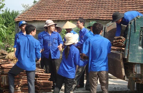 Hăng hái bốc vật liệu lên xe giúp bà con chở đi Hăng hái bốc vật liệu lên xe giúp bà con chở đi