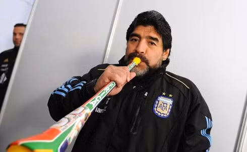 Maradona đầy đam mê với chiếc tù và Vuvuzela. (Ảnh: Ole) Maradona đầy đam mê với chiếc tù và Vuvuzela. (Ảnh: Ole)
