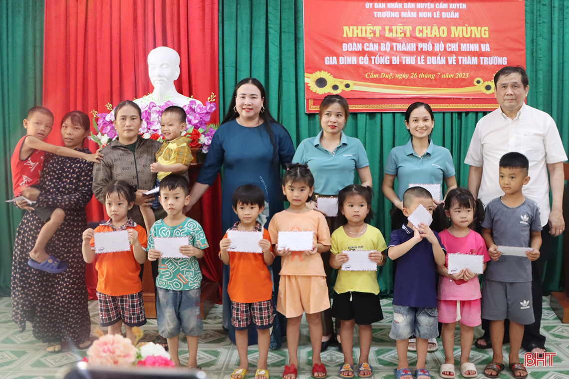 Nguyên Phó Chủ tịch nước Đặng Thị Ngọc Thịnh dâng hương địa chỉ đỏ và tặng quà ở Cẩm Xuyên