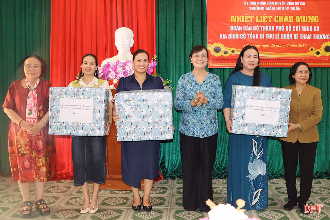 Nguyên Phó Chủ tịch nước Đặng Thị Ngọc Thịnh dâng hương địa chỉ đỏ và tặng quà ở Cẩm Xuyên