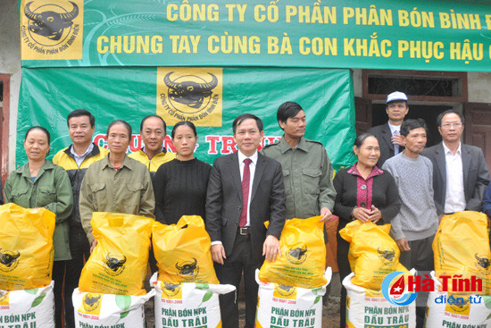 trao hon 2 3 tan giong lua va 11 5 tan phan bon ho tro nong dan