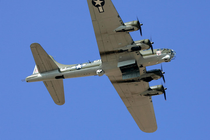 hinh anh phao dai bay b 17g thunderbird 13 sung may giua troi xanh