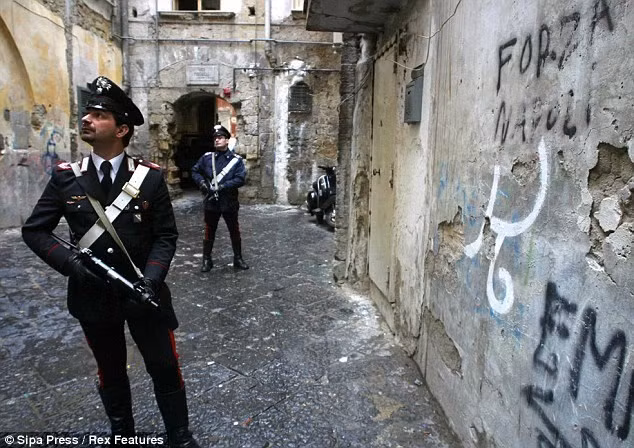 canh sat italy bat giu hon 100 doi tuong co lien he voi mafia