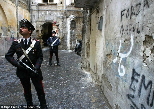 canh sat italy bat giu hon 100 doi tuong co lien he voi mafia