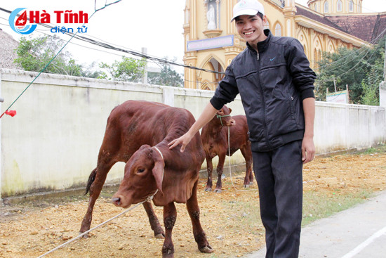 mc phan anh trao bo cho ba con vung lu huong khe