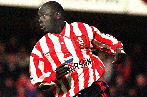 Dia thi đấu trong màu áo của Southampton. ali dia hai muoi nam mot sieu lua o ngoai hang anh