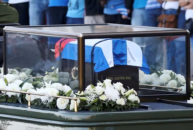 doan xe tang dua lanh tu fidel castro ve chiec noi cach mang